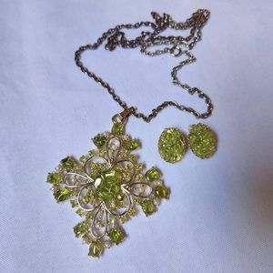 DODDS Vintage Goldtone Green Glass Faux Pearl Pendant Necklace & Clip Earrings